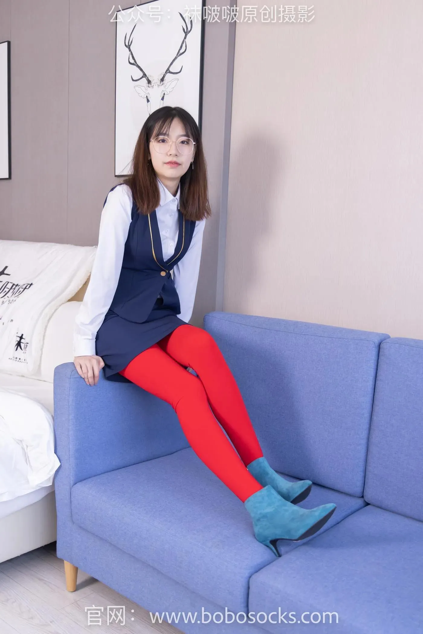 [BoBoSocks袜啵啵]NO.132 小甜豆-aj1板鞋、蓝色短靴、厚黑丝、厚红丝 [145P]插图1